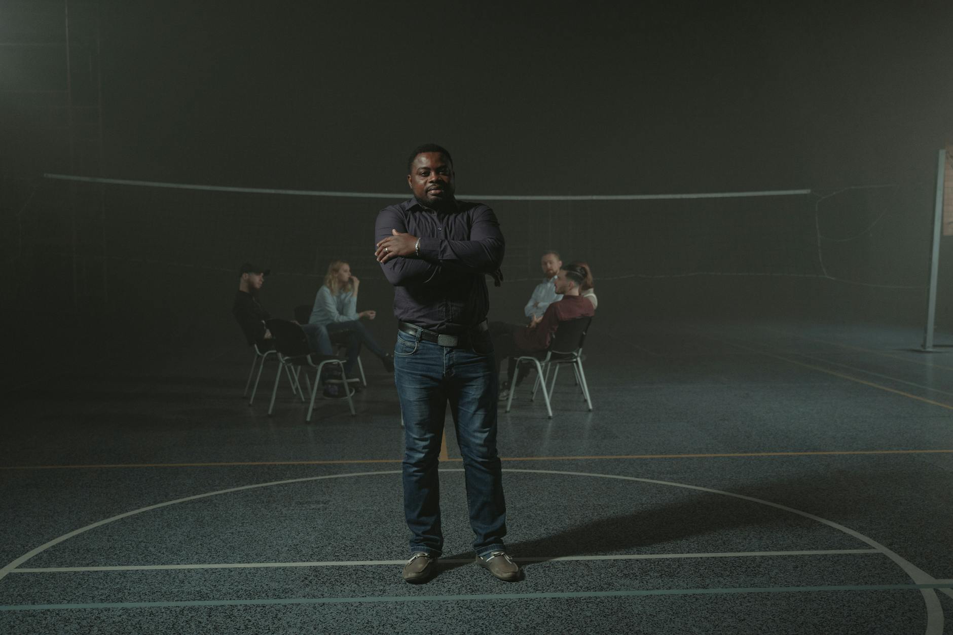 Jak odpowiedzieć na pytanie „po co ci test na HIV?” bez tłumaczenia się i bez wstydu Grupa różnorodnych osób na terapii wspierającej w bezpiecznej przestrzeni