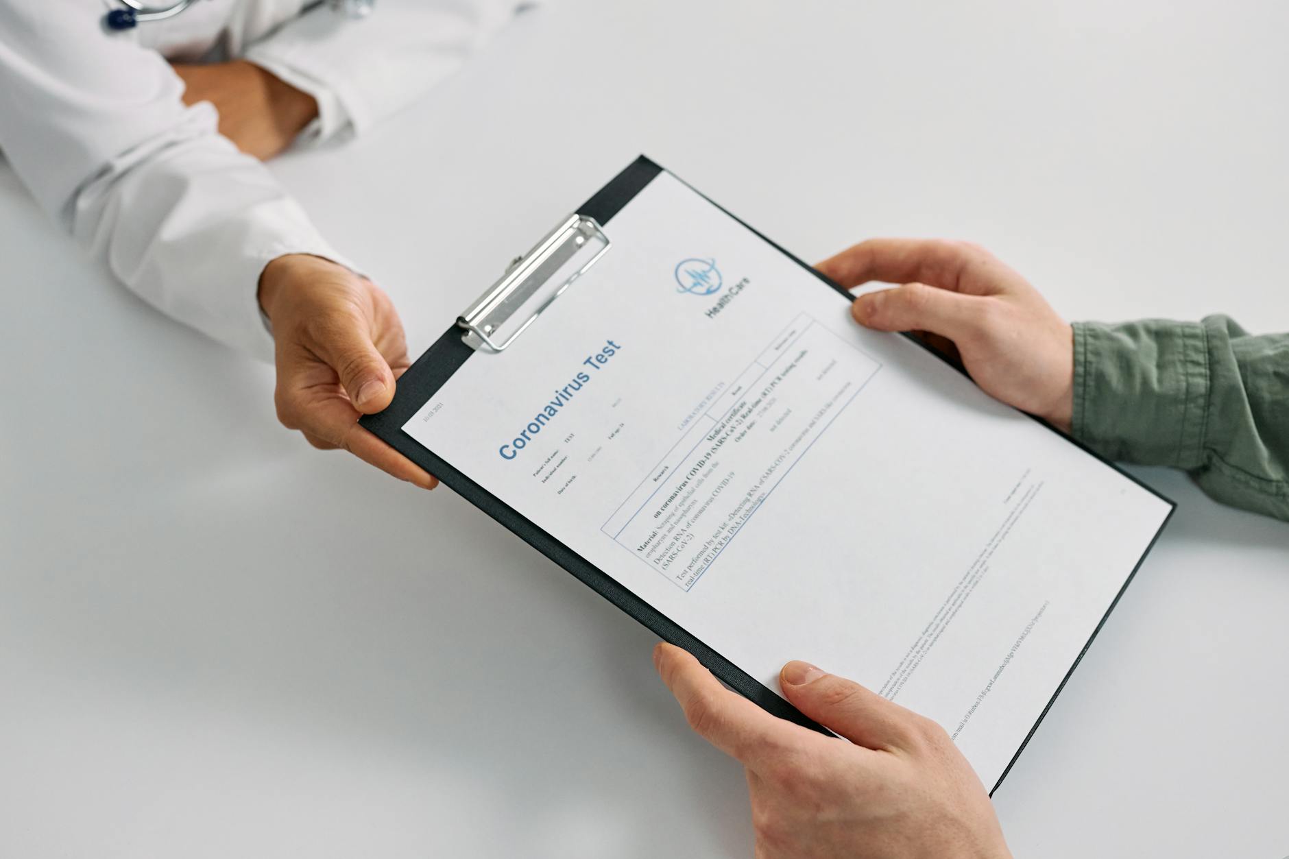 Lekarz przekazuje pacjentowi wynik testu podczas wizyty w gabinecie