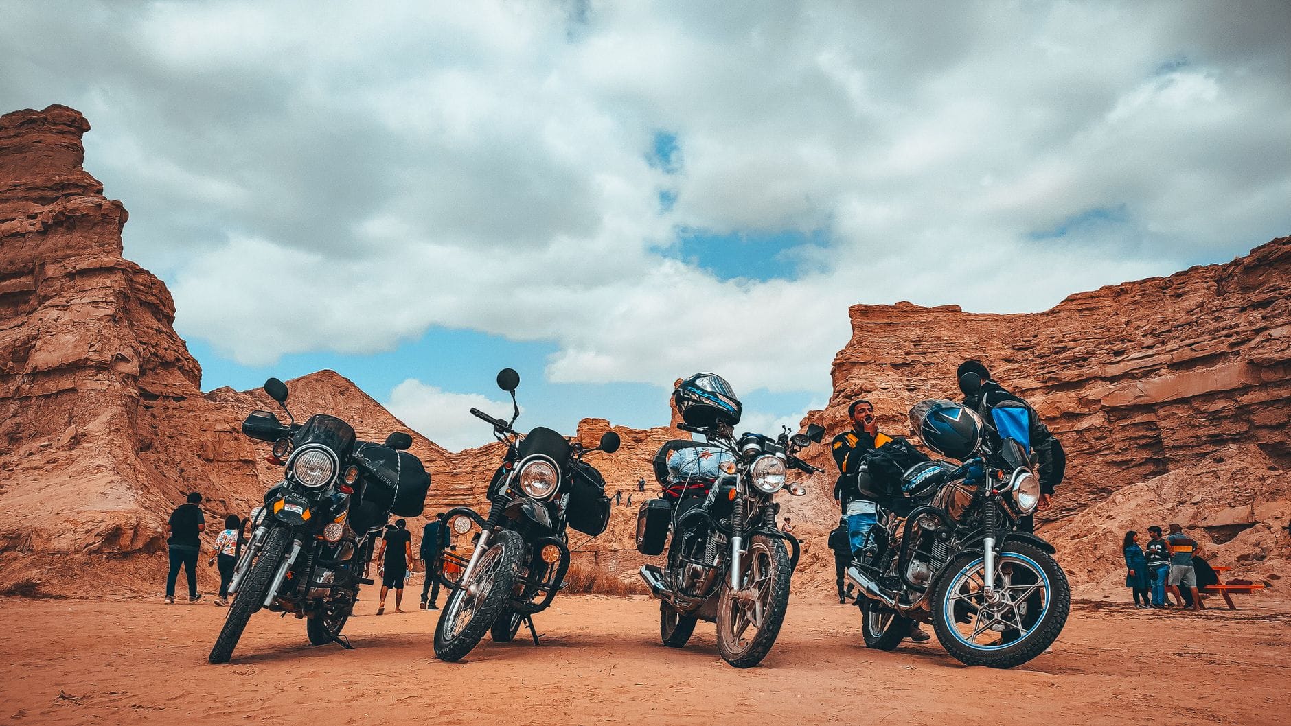 Motocykliści przy zaparkowanych motocyklach w kanionie na pustyni