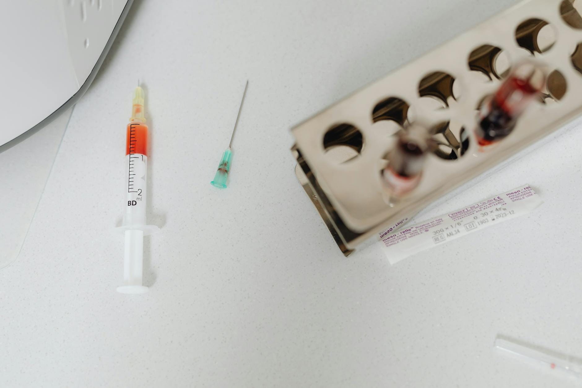 Probówki z krwią i strzykawka w laboratorium diagnostycznym STI
