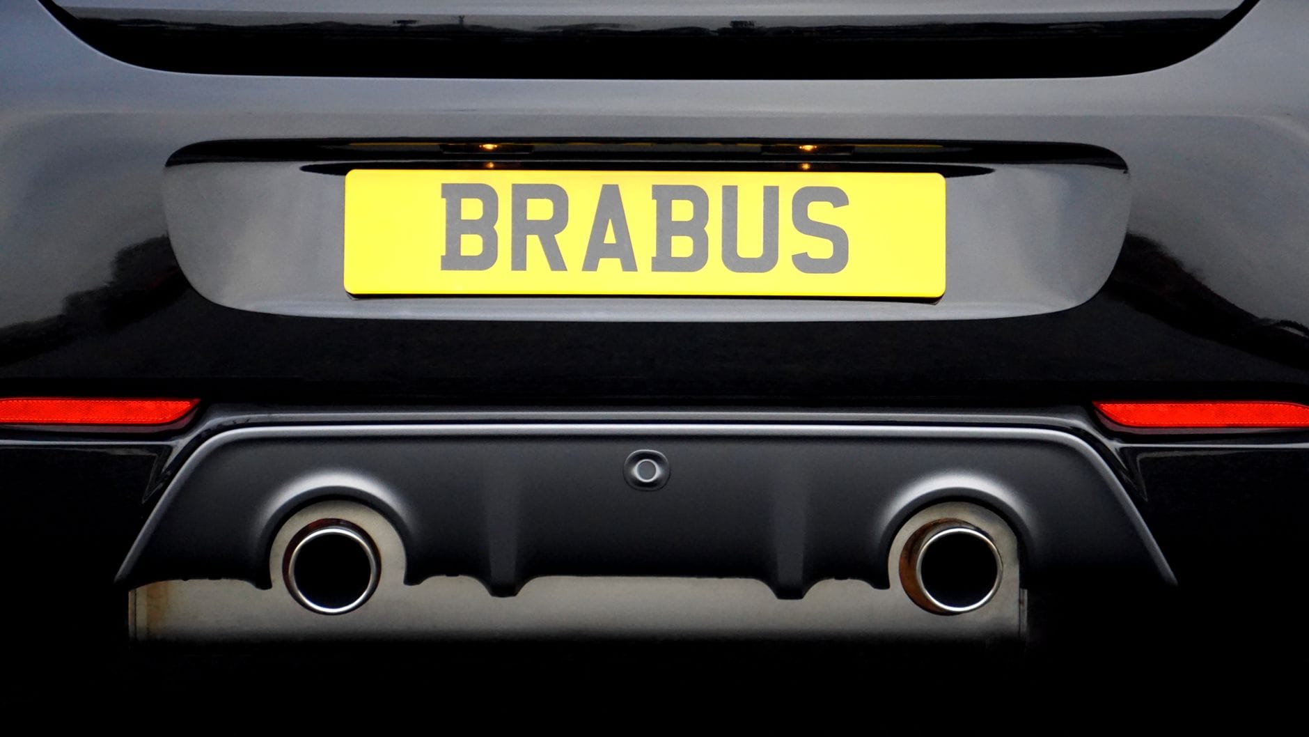 Tył samochodu Brabus z widocznym sportowym układem wydechowym
