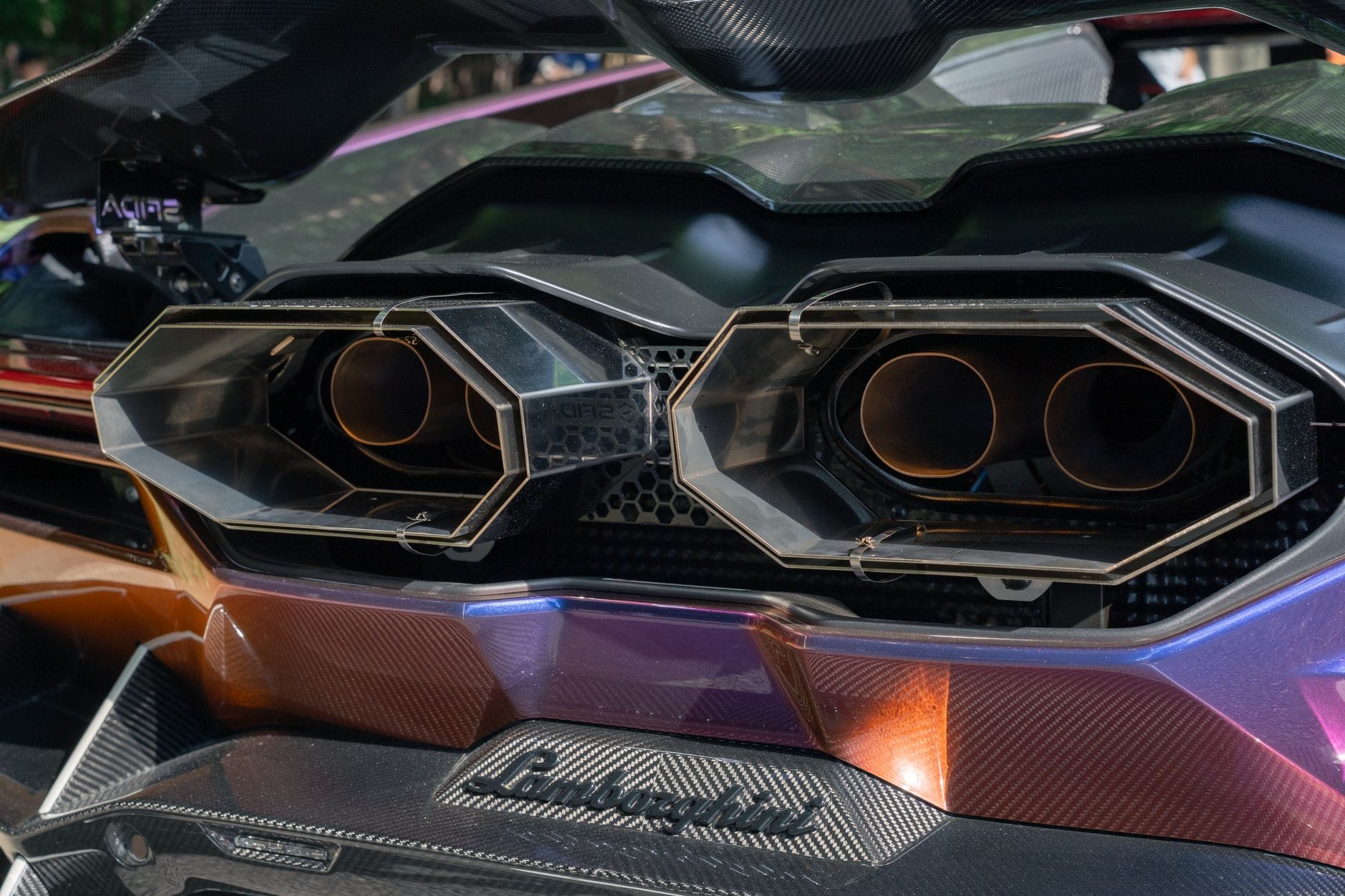 Zbliżenie sportowego układu wydechowego Lamborghini z karbonowymi wstawkami