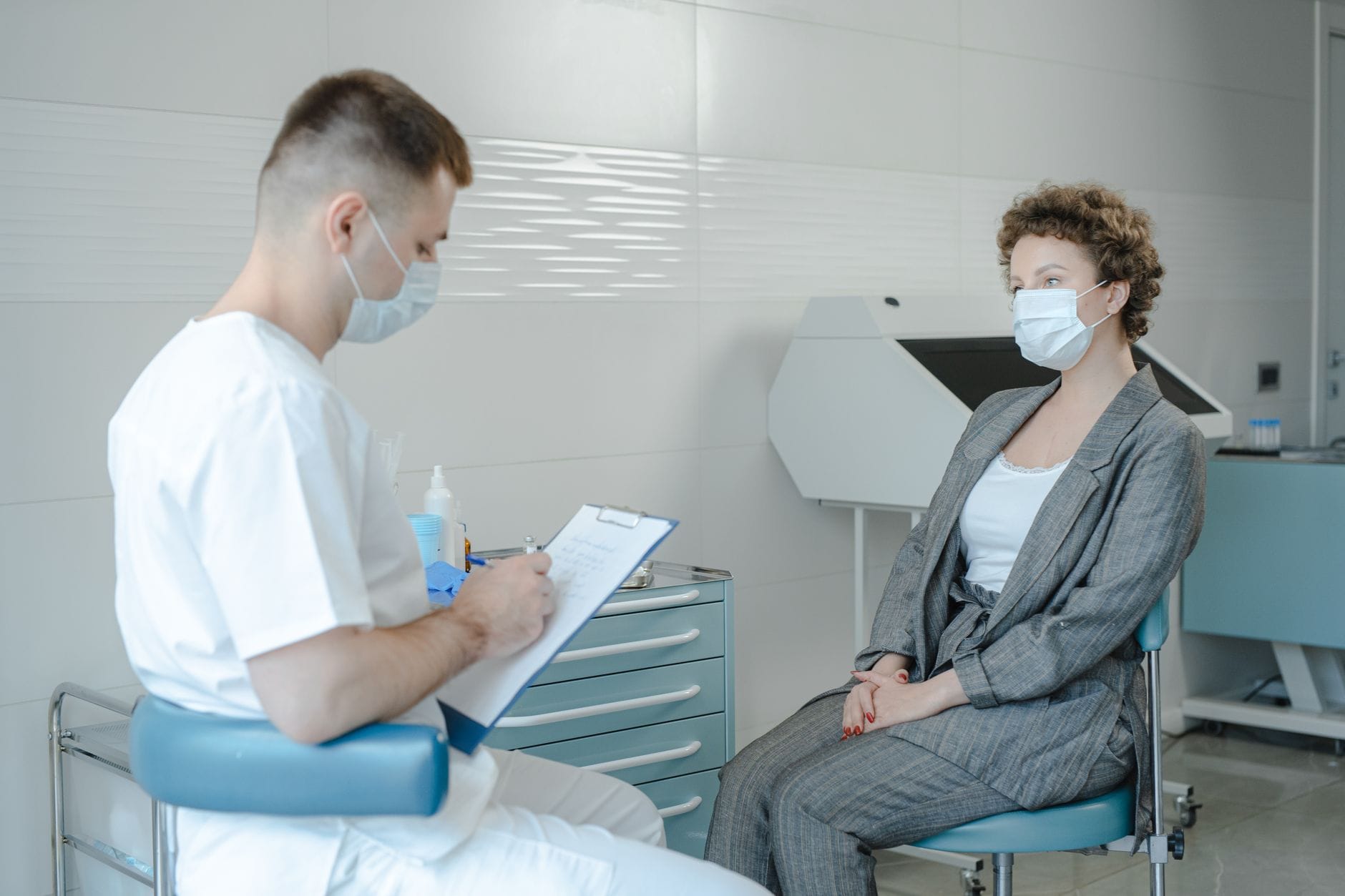 Lekarz w maseczce konsultuje pacjenta w przychodni po kontakcie HIV+