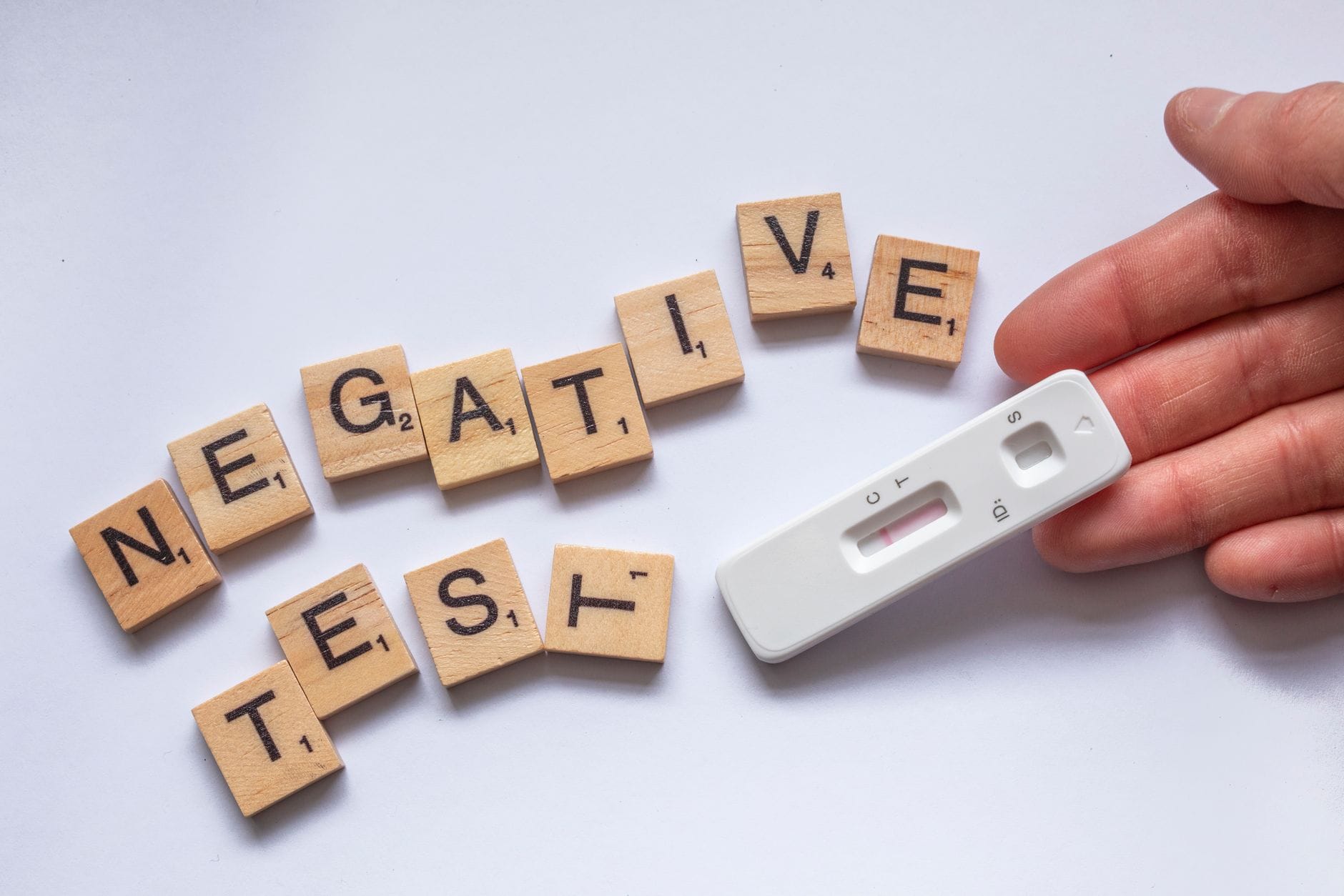 Negatywny wynik testu pokazany kostkami scrabble i testem na białym tle